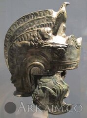 1454044825 20. pyshnyy I otkrovenno bezvkusnyy shlem rimskogo vsadnika Iz luzhenoy bronzy. taylenhofen. okolo 174 G. n.e. gosudarstvennaya kollekciya doistoricheskih drevnostey. myunhen