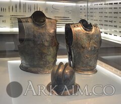 1448450023 13.hallstatt culture kleinklein   muscle cuirasses  double ridge helmet