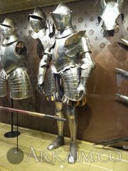 1467884185 9. tower Of london royal armouries Of The white tower. plate armour guarniture And half shaffron. jousting items. around 1570s