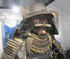 1473615486 10. V ekspozicii sankt peterburgskogo muzeya artillerii I inzhenernyh voysk Est I dospehi samuraya S izobrazheniem kresta Na otvorotah shlema fukigaesi