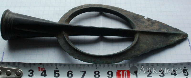 Бронзовые прорезные наконечники копий