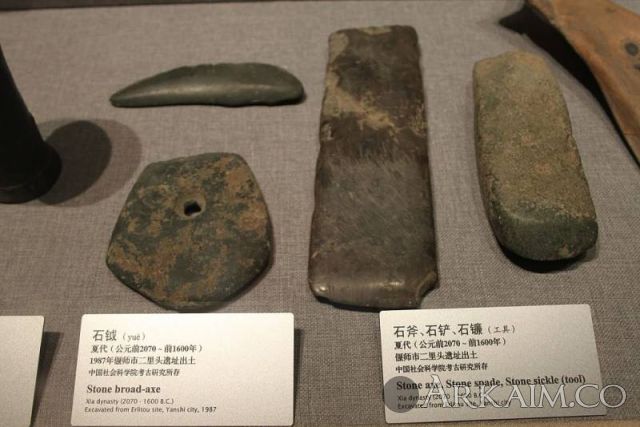 1476368495 10. polished stones Yue Axe stone Axe stone spade And stone sickle. from yanshi site Ca. 1500 . henan provincial museum