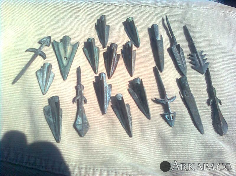 фото с рынка в Улан Баторе копий наконечников...png