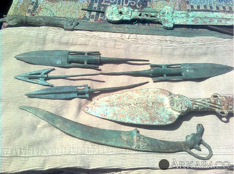 фото с рынка в Улан Баторе копий наконечников....png