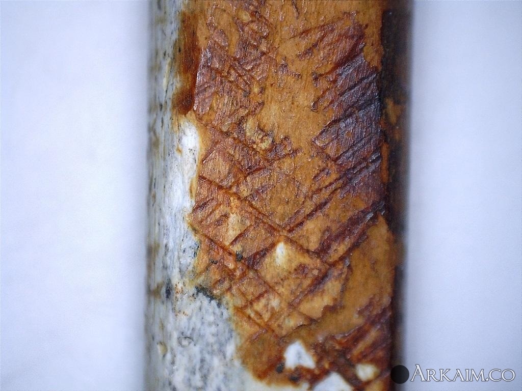 штрихи на костяном наконечнике.jpg