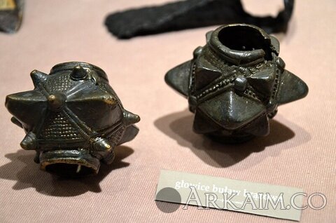 070_Streitkolbenkopf_aus_Bronze_mit_kleinen_pyramidalen_Spitzenaus_dem_Archäologische_Museum_Krakau